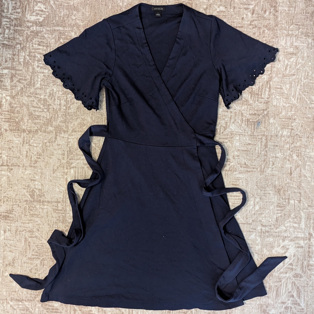 Ann Taylor 2 Navy Blue Wrap Dress V-neck Eyelet Short Sleeve Rayon Blend Xs